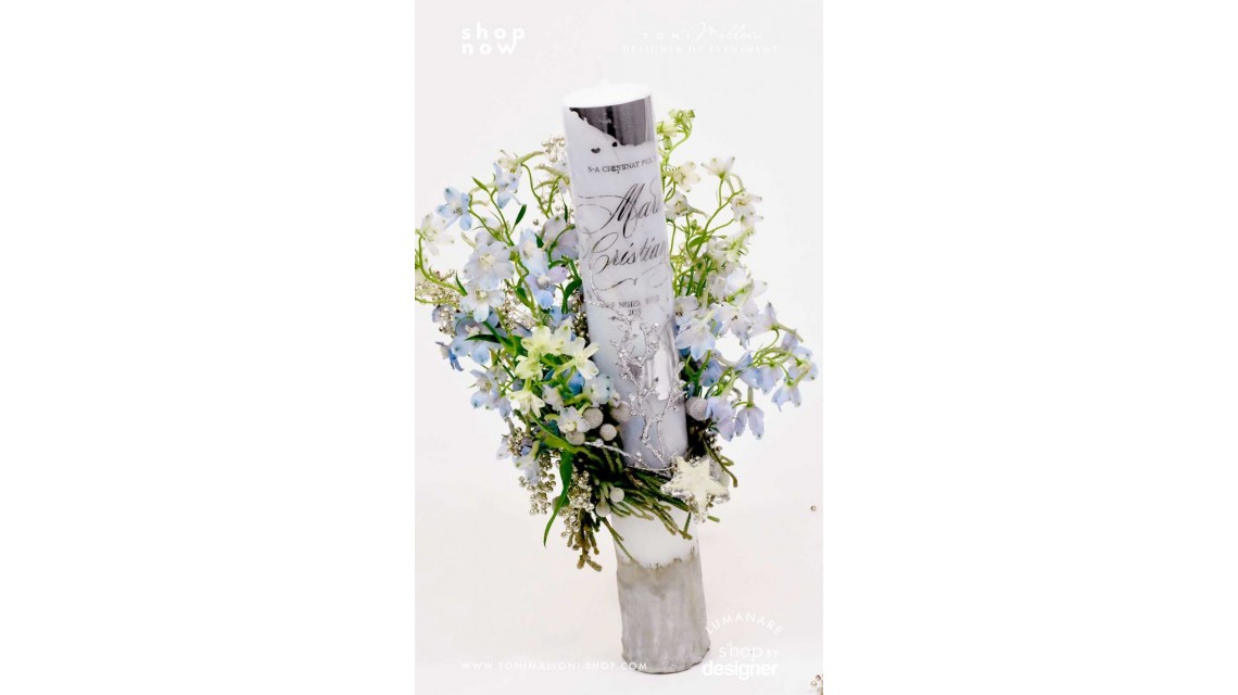 Lumanare botez scurta cu flori naturale delphinium si folie argintie personalizata 2